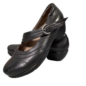 The Walking Co. UC 24/7 Women's Black Leather Mary Jane Pumps Size 9